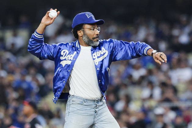 MLB, Baseball Herren, USA - LA Dodgers vs Cleveland Guardians US actor Donald Glover throws the ceremonial first pitch of the MLB game between the Los Angeles Dodgers and Cleveland Guardians in Los Angeles, California, USA, 31 March 2026. LOS ANGELES CALIFORNIA United States  Copyright: xCHRISxTORRESx