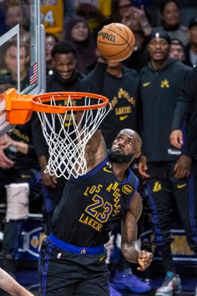 March 31, 2026, Los Angeles, California, USA: Los Angeles LakersÃ¢â‚¬â ¢ LeBron James (23) dunks against the Cleveland Cavaliers during an NBA, Basketball Herren, USA basketball game at Crypto.com Arena on Tuesday, March 31, 2026 in Los Angeles. Los Angeles USA - ZUMAc68_ 20260331_zaf_c68_024 Copyright: xRingoxChiux