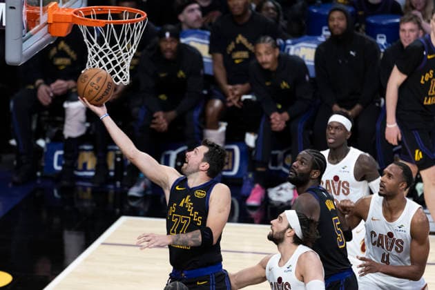 March 31, 2026, Los Angeles, California, USA: Los Angeles LakersÃ¢â‚¬â ¢ Luka DonÄÂiÄ¡ (77) goes past the Cleveland Cavaliers to the basket during an NBA, Basketball Herren, USA basketball game at Crypto.com Arena on Tuesday, March 31, 2026 in Los Angeles. Los Angeles USA - ZUMAc68_ 20260331_zaf_c68_023 Copyright: xRingoxChiux