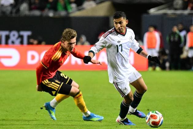 Fußball, Länderspiel, Mexiko - Belgien Belgium s Mika Godts and Mexico s Orbelin Pineda pictured during a friendly soccer game between the Mexican national team, Nationalteam and Belgian national soccer team Red Devils in Chicago, on Wednesday 01 April 2026, in preparation for the 2026 World Cup. DIRKxWAEM  x169480872x