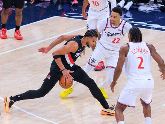 March 31, 2026, Inglewood, California, USA: Toumani Camara 33 of the Portland Trail Blazers tries to get by Jordan Miller 22 and Kawhi Leonard 2 of the LA Clippers during a 2026 NBA, Basketball Herren, USA regular season game on Tuesday March 31, 2026 at Intuit Dome Arena in Inglewood, California. JAVIER ROJAS PI Inglewood USA - ZUMAp124 20260331_zaa_p124_005 Copyright: xJavierxRojasx