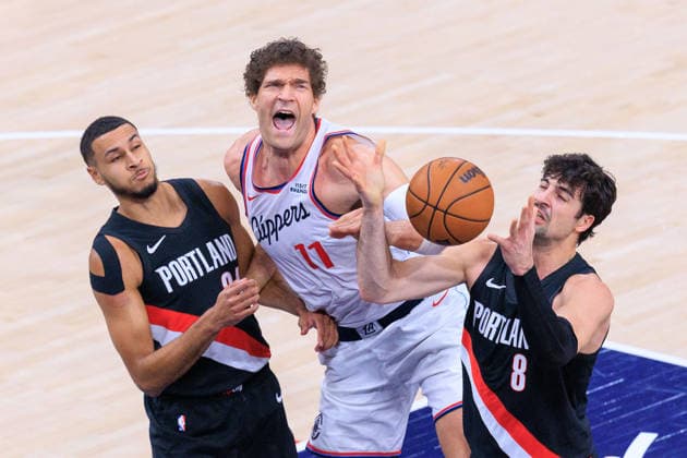 March 31, 2026, Inglewood, California, USA: Deni Avdija 8 and Kris Murray 24 of the Portland Trail Blazers battle for a lose ball with Brook Lopez 11 of the LA Clippers during a 2026 NBA, Basketball Herren, USA regular season game on Tuesday March 31, 2026 at Intuit Dome Arena in Inglewood, California. JAVIER ROJAS PI Inglewood USA - ZUMAp124 20260331_zaa_p124_010 Copyright: xJavierxRojasx