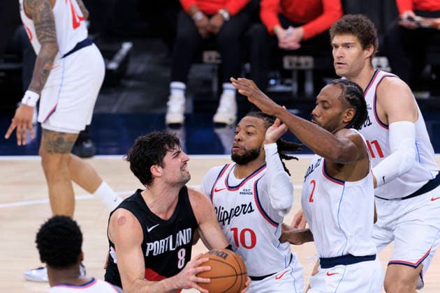 March 31, 2026, Inglewood, California, USA: Deni Avdija 8 of the Portland Trail Blazers attempts a jump shot as Darius Garland 10 and Kawhi Leonard 2 of the Los Angeles Clippers defend the basket during their regular season NBA, Basketball Herren, USA game on Tuesday March 31, 2026 at Intuit Dome in Inglewood, California. ARIANA RUIZ PI Clippers Vs. Trail Blazers  - ZUMAp124 20260331_zaa_p124_018 Copyright: xArianaxRuizx