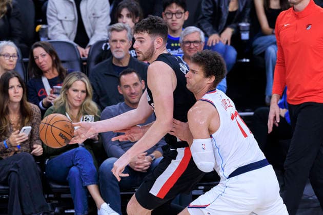 March 31, 2026, Inglewood, California, USA: Donovan Clingan 23 of the Portland Trail Blazers passes the ball as Brook Lopez 11 of the Los Angeles Clippers defends during their regular season NBA, Basketball Herren, USA game on Tuesday March 31, 2026 at Intuit Dome in Inglewood, California. ARIANA RUIZ PI Clippers Vs. Trail Blazers  - ZUMAp124 20260331_zaa_p124_023 Copyright: xArianaxRuizx