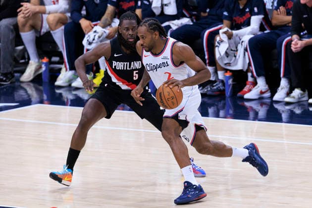 March 31, 2026, Inglewood, California, USA: Kawhi Leonard 2 of the Los Angeles Clippers drives past Jrue Holiday 5 of the Portland Trail Blazers during their regular season NBA, Basketball Herren, USA game on Tuesday March 31, 2026 at Intuit Dome in Inglewood, California. ARIANA RUIZ PI Clippers Vs. Trail Blazers  - ZUMAp124 20260331_zaa_p124_030 Copyright: xArianaxRuizx