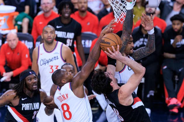 March 31, 2026, Inglewood, California, USA: Deni Avdija 8 of the Portland Trail Blazers attempts a two point shot as Kris Dunn 8 of the Los Angeles Clippers defends the basket during their regular season NBA, Basketball Herren, USA game on Tuesday March 31, 2026 at Intuit Dome in Inglewood, California. ARIANA RUIZ PI Clippers Vs. Trail Blazers  - ZUMAp124 20260331_zaa_p124_036 Copyright: xArianaxRuizx