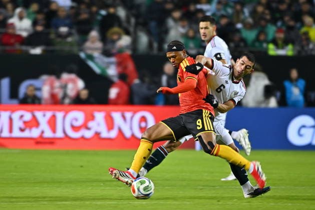 Fußball, Länderspiel, Mexiko - Belgien Soccer International Friendly, Länderspiel, Nationalmannschaft - Mexico vs Belgium Lois Openda (L) of Belgium in action against Erik Lira (R) of Mexico during the international friendly soccer match between Mexico and Belgium at Soldier Field in Chicago, Illinois, USA, 31 March 2026. Chicago Illinois United States  Copyright: xVICTORxHILITSKIx