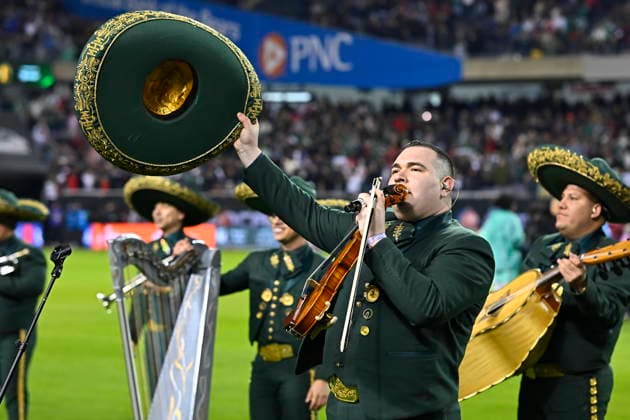 Fußball, Länderspiel, Mexiko - Belgien Soccer International Friendly, Länderspiel, Nationalmannschaft - Mexico vs Belgium epaselect A member of a mariachi band performs the US national anthem before the start of the international friendly soccer match between Mexico and Belgium at Soldier Field in Chicago, Illinois, USA, 31 March 2026. Chicago Illinois United States  Copyright: xVICTORxHILITSKIx