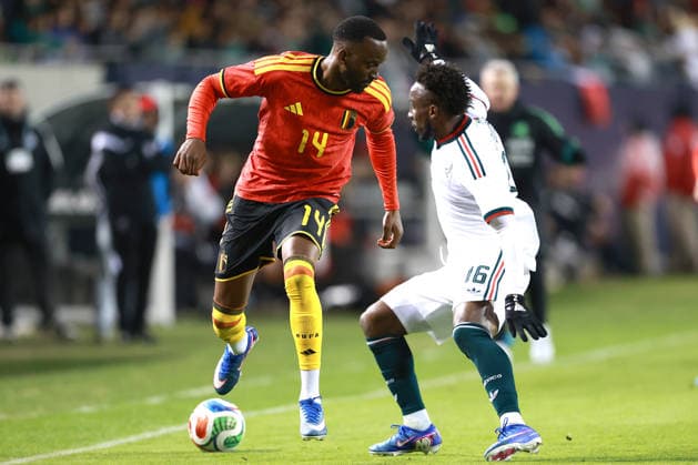 Fußball, Länderspiel, Mexiko - Belgien Julián Quinones (R) of Mexico vies for the ball with Dodi Lukébakio of Belgium during a friendly match between Mexico and Belgium at Soldier Field in Chicago, United States, 31 March 2026. International Friendly, Länderspiel, Nationalmannschaft Mexico vs Belgium !ACHTUNG: NUR REDAKTIONELLE NUTZUNG!  Copyright: xCarlosxRamírezx AMDEP2827 20260401-55019870607_1