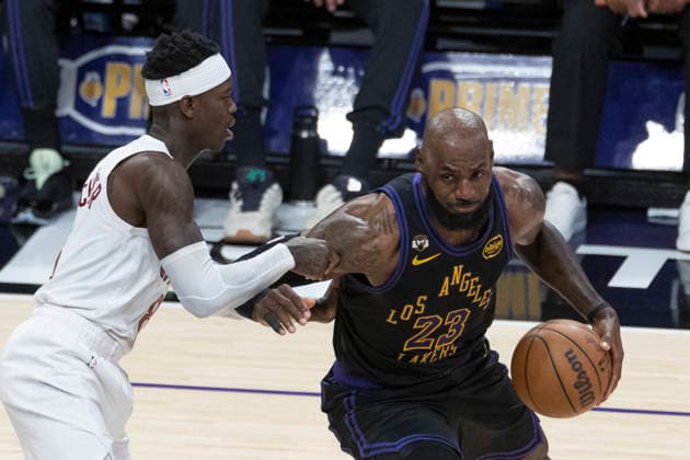 NBA, Basketball Herren, USA 2026: Lakers 127:113 Cavaliers Los Angeles Lakers’ LeBron James (23) drives against Cleveland Cavaliers’ Dennis Schroder (8) during an NBA basketball game at Crypto.com Arena on Tuesday, March 31, 2026 in Los Angeles. Los Angeles United States Copyright: xRingoxChiux xSOPAxImagesx 20260331RC.Lakers031