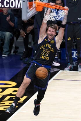 March 31, 2026, Los Angeles, California, United States: Los Angeles Lakers™ Luka Don?i? (77) dunks against the Cleveland Cavaliers during an NBA, Basketball Herren, USA basketball game at Crypto.com Arena on Tuesday, March 31, 2026 in Los Angeles. Los Angeles United States - ZUMAs197 20260331_aaa_s197_340 Copyright: xRingoxChiux