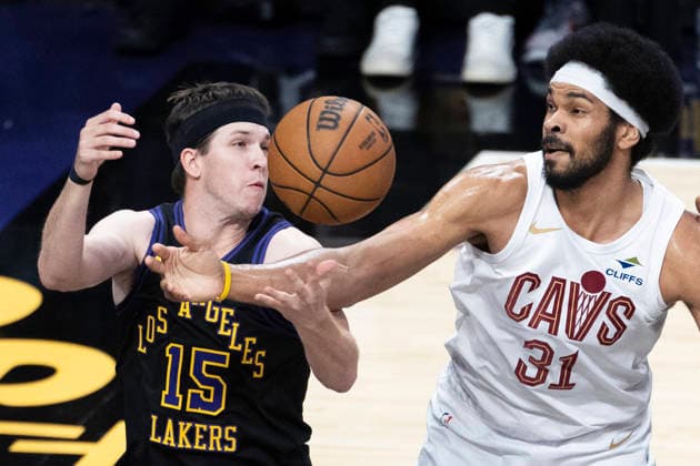 March 31, 2026, Los Angeles, California, United States: Los Angeles Lakers™ Austin Reaves (15) and Cleveland Cavaliers™ Jarrett Allen (31) vie for the ball during an NBA, Basketball Herren, USA basketball game at Crypto.com Arena on Tuesday, March 31, 2026 in Los Angeles. Los Angeles United States - ZUMAs197 20260331_aaa_s197_343 Copyright: xRingoxChiux