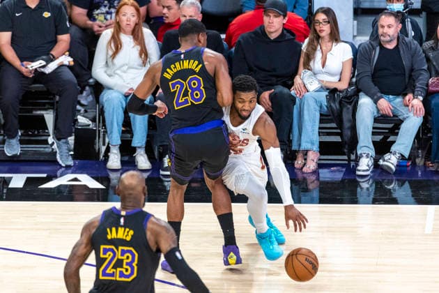 March 31, 2026, Los Angeles, California, United States: Cleveland Cavaliers™ Donovan Mitchell (45) drives past Los Angeles Lakers™ Rui Hachimura (28) during an NBA, Basketball Herren, USA basketball game at Crypto.com Arena on Tuesday, March 31, 2026 in Los Angeles. NBA 2026: Lakers 127:113 Cavaliers  - ZUMAs197 20260331_aaa_s197_342 Copyright: xRingoxChiux