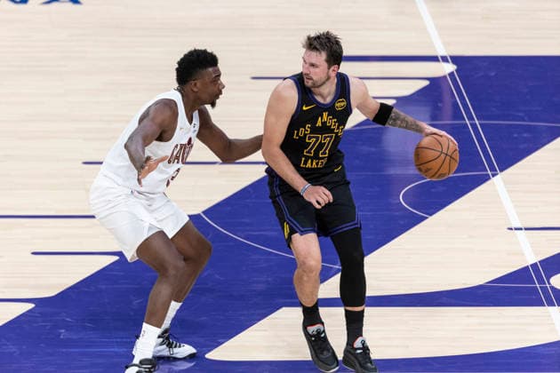 March 31, 2026, Los Angeles, California, United States: Los Angeles Lakers™ Luka Don?i? (77) is defended by Cleveland Cavaliers™ Thomas Bryant (3) during an NBA, Basketball Herren, USA basketball game at Crypto.com Arena on Tuesday, March 31, 2026 in Los Angeles. NBA 2026: Lakers 127:113 Cavaliers  - ZUMAs197 20260331_aaa_s197_348 Copyright: xRingoxChiux
