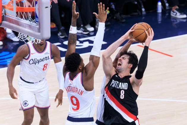 March 31, 2026, Inglewood, California, USA: Deni Avdija 8 of the Portland Trail Blazers attempts a jump shot as Bennedict Mathurin 9 of the Los Angeles Clippers defends the basket during their regular season NBA, Basketball Herren, USA game on Tuesday March 31, 2026 at Intuit Dome in Inglewood, California. Clippers lose to Trail Blazers, 104-114. ARIANA RUIZ PI Inglewood USA - ZUMAp124 20260331_zaa_p124_054 Copyright: xArianaxRuizx