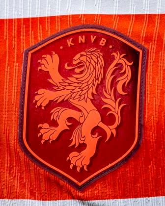 EINDHOVEN - detail of the KNVB logo on the new away kit of the Dutch national team, Nationalteam during the friendly international match, Länderspiel, Nationalmannschaft between the Netherlands and Ecuador on March 31, 2026, at Philips Stadium, the Netherlands. (Photo by Stefan Koops EYE4IMAGES DeFodi Images) - *** EINDHOVEN detail of the KNVB logo on the new away kit of the Dutch national team during the friendly international match between the Netherlands and Ecuador on March 31, 2026, at Philips Stadium, the Netherlands Photo by Stefan Koops EYE4IMAGES DeFodi Images