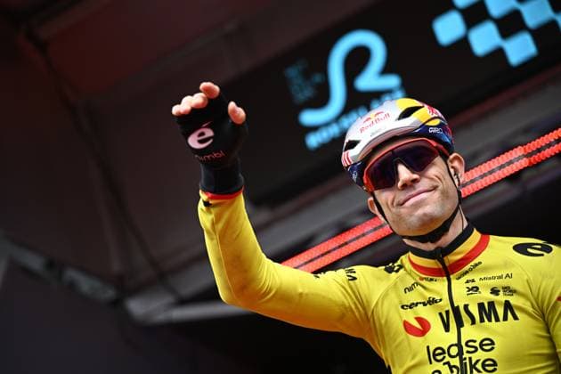 Belgian Wout van Aert of Team Visma-Lease a Bike pictured at the start of the men elite race of the Dwars Door Vlaanderen cycling event, 184,6km from Roeselare to Waregem, Wednesday 01 April 2026. JASPERxJACOBS  x169492863x