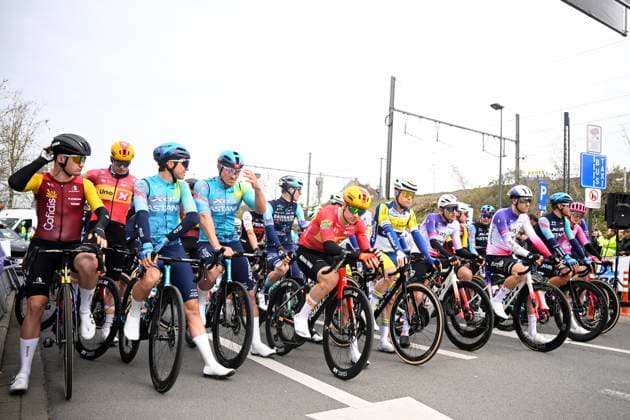 Dwars door Vlaanderen 2026 Cycling Race WAREGEM, BELGIUM - APRIL 01 : illustration picture of the riders at the start during the 80th edition of Dwars door Vlaanderen an UCI World Tour 1.UWT one day cycling road race for Men Elite of 184 km with start in Roeselare and finish in Waregem on April 1, 2026 in Waregem, Belgium, 01 04 2026 ( Motordriver Kenny Verfaillie - Waregem Belgium  Copyright: xTomasxSiskx