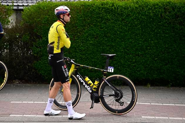 Dwars door Vlaanderen 2026 Cycling Race WAREGEM, BELGIUM - APRIL 01 : bike change for Van Aert Wout (BEL) of Team Visma Lease a Bike during the 80th edition of Dwars door Vlaanderen an UCI World Tour 1.UWT one day cycling road race for Men Elite of 184 km with start in Roeselare and finish in Waregem on April 1, 2026 in Waregem, Belgium, 01 04 2026 ( Motordriver Kenny Verfaillie - Waregem Belgium  Copyright: xTomasxSiskx
