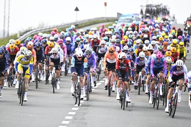 The pack of riders pictured at the official start of the men elite race of the Dwars Door Vlaanderen cycling event, 184,6km from Roeselare to Waregem, Wednesday 01 April 2026. JASPERxJACOBS  x169494709x