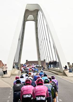 Dwars door Vlaanderen 2026 Cycling Race WAREGEM, BELGIUM - APRIL 01 : illustration picture peloton during the 80th edition of Dwars door Vlaanderen an UCI World Tour 1.UWT one day cycling road race for Men Elite of 184 km with start in Roeselare and finish in Waregem on April 1, 2026 in Waregem, Belgium, 01 04 2026 ( Motordriver Kenny Verfaillie - Waregem Belgium  Copyright: xTomasxSiskx