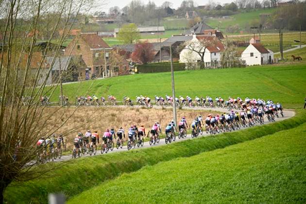 Dwars door Vlaanderen 2026 Cycling Race WAREGEM, BELGIUM - APRIL 01 : illustration picture peloton during the 80th edition of Dwars door Vlaanderen an UCI World Tour 1.UWT one day cycling road race for Men Elite of 184 km with start in Roeselare and finish in Waregem on April 1, 2026 in Waregem, Belgium, 01 04 2026 ( Motordriver Kenny Verfaillie - Waregem Belgium  Copyright: xTomasxSiskx