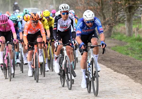 The pack of riders pictured in action during the men elite race of the Dwars Door Vlaanderen cycling event, 184,6km from Roeselare to Waregem, Wednesday 01 April 2026. POOLxTOMASxSISK  x169504854x