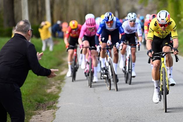 Belgian Wout van Aert pictured in action during the men elite race of the Dwars Door Vlaanderen cycling event, 184,6km from Roeselare to Waregem, Wednesday 01 April 2026. POOLxTOMASxSISK  x169504858x