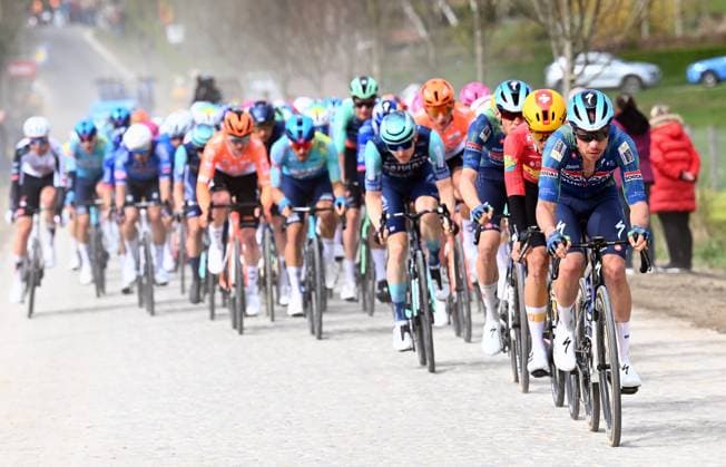 The pack of riders pictured in action during the men elite race of the Dwars Door Vlaanderen cycling event, 184,6km from Roeselare to Waregem, Wednesday 01 April 2026. POOLxTOMASxSISK  x169504983x