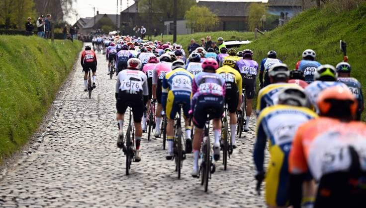 The pack of riders pictured in action during the men elite race of the Dwars Door Vlaanderen cycling event, 184,6km from Roeselare to Waregem, Wednesday 01 April 2026. POOLxTOMASxSISK  x169505178x