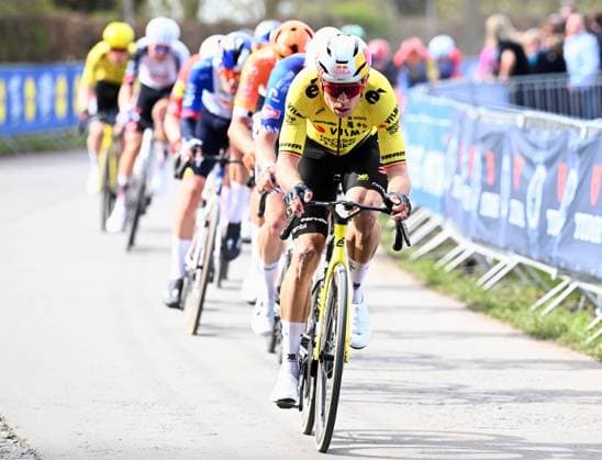Belgian Wout van Aert pictured in action during the men elite race of the Dwars Door Vlaanderen cycling event, 184,6km from Roeselare to Waregem, Wednesday 01 April 2026. POOLxTOMASxSISK  x169505188x