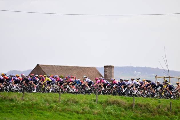Dwars door Vlaanderen Women 2026 Cycling Race WAREGEM, BELGIUM - APRIL 01 : illustration picture peloton during the 80th edition of Dwars door Vlaanderen Women an UCI Women s World Tour 1.WWT one day cycling road race for Men Elite of 128 km with start in Waregem and finish in Waregem on April 1, 2026 in Waregem, Belgium, 01 04 2026 ( Motordriver Serge Seynaeve - Waregem Belgium  Copyright: xJanxDexMeuleneirx