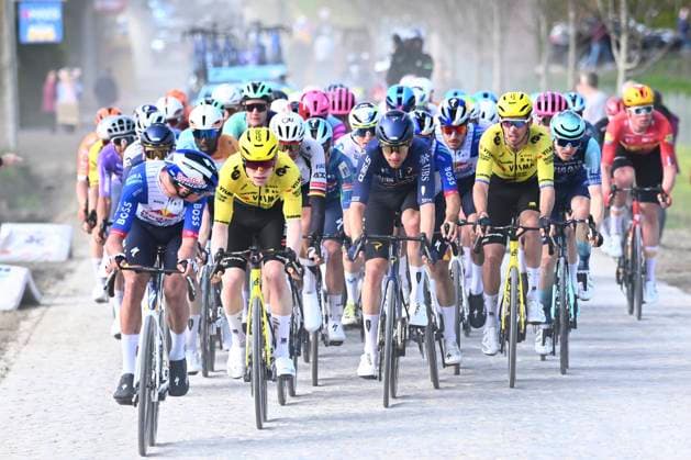 Dwars door Vlaanderen 2026 Cycling Race WAREGEM, BELGIUM - APRIL 01 : illustration picture peloton during the 80th edition of Dwars door Vlaanderen an UCI World Tour 1.UWT one day cycling road race for Men Elite of 184 km with start in Roeselare and finish in Waregem on April 1, 2026 in Waregem, Belgium, 01 04 2026 ( Motordriver Kenny Verfaillie - Waregem Belgium  Copyright: xTomasxSiskx
