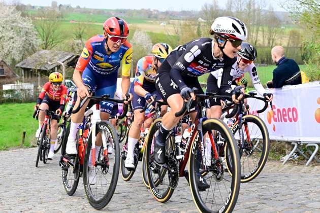 Dwars door Vlaanderen Women 2026 Cycling Race WAREGEM, BELGIUM - APRIL 01 : of FDJ United - SUEZ during the 80th edition of Dwars door Vlaanderen Women an UCI Women s World Tour 1.WWT one day cycling road race for Men Elite of 128 km with start in Waregem and finish in Waregem on April 1, 2026 in Waregem, Belgium, 01 04 2026 ( Motordriver Serge Seynaeve - Waregem Belgium  Copyright: xJanxDexMeuleneirx