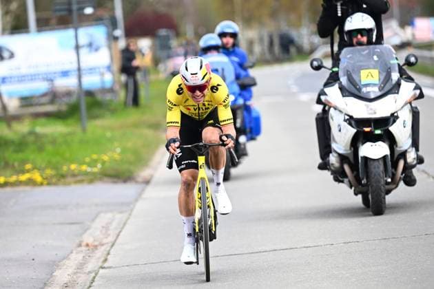 Dwars door Vlaanderen 2026 Cycling Race WAREGEM, BELGIUM - APRIL 01 : Van Aert Wout (BEL) of Team Visma Lease a Bike during the 80th edition of Dwars door Vlaanderen an UCI World Tour 1.UWT one day cycling road race for Men Elite of 184 km with start in Roeselare and finish in Waregem on April 1, 2026 in Waregem, Belgium, 01 04 2026 ( Motordriver Kenny Verfaillie - Waregem Belgium  Copyright: xTomasxSiskx