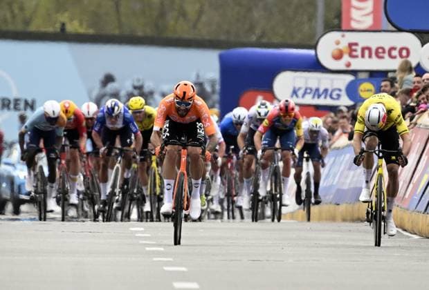Italian Filippo Ganna of INEOS Grenadiers and Belgian Wout van Aert of Team Visma-Lease a Bike sprint to the finish of the men elite race of the Dwars Door Vlaanderen cycling event, 184,6km from Roeselare to Waregem, Wednesday 01 April 2026. TOM GOYVAERTS TomxGoyvaerts  x169508586x