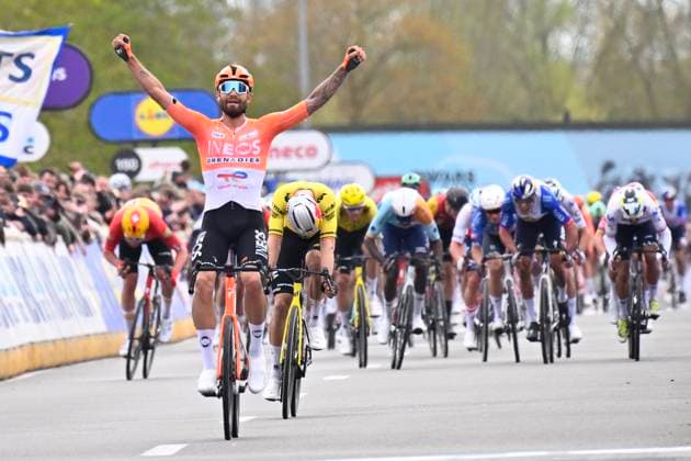 Dwars door Vlaanderen 2026 Cycling Race WAREGEM, BELGIUM - APRIL 01 : Ganna Filippo (ITA) of INEOS Grenadiers wins, second place for Van Aert Wout (BEL) of Team Visma Lease a Bike during the 80th edition of Dwars door Vlaanderen an UCI World Tour 1.UWT one day cycling road race for Men Elite of 184 km with start in Roeselare and finish in Waregem on April 1, 2026 in Waregem, Belgium, 01 04 2026 ( Motordriver Kenny Verfaillie - Waregem Belgium  Copyright: xTomasxSiskx