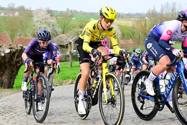 Dwars door Vlaanderen Women 2026 Cycling Race WAREGEM, BELGIUM - APRIL 01 : Hengeveld Daniek (NED) of Team Visma Lease a Bike during the 80th edition of Dwars door Vlaanderen Women an UCI Women s World Tour 1.WWT one day cycling road race for Men Elite of 128 km with start in Waregem and finish in Waregem on April 1, 2026 in Waregem, Belgium, 01 04 2026 ( Motordriver Serge Seynaeve - Waregem Belgium  Copyright: xJanxDexMeuleneirx