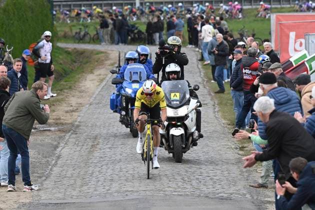 Dwars door Vlaanderen 2026 Cycling Race WAREGEM, BELGIUM - APRIL 01 : Van Aert Wout (BEL) of Team Visma Lease a Bike during the 80th edition of Dwars door Vlaanderen an UCI World Tour 1.UWT one day cycling road race for Men Elite of 184 km with start in Roeselare and finish in Waregem on April 1, 2026 in Waregem, Belgium, 01 04 2026 ( Motordriver Kenny Verfaillie - Waregem Belgium  Copyright: xDarioxBelingherix