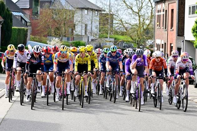 Dwars door Vlaanderen Women 2026 Cycling Race WAREGEM, BELGIUM - APRIL 01 : illustration picture peloton during the 80th edition of Dwars door Vlaanderen Women an UCI Women s World Tour 1.WWT one day cycling road race for Men Elite of 128 km with start in Waregem and finish in Waregem on April 1, 2026 in Waregem, Belgium, 01 04 2026 ( Motordriver Serge Seynaeve - Waregem Belgium  Copyright: xJanxDexMeuleneirx
