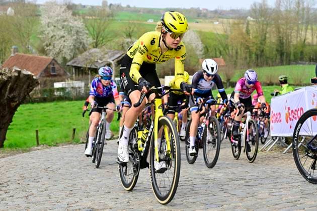 Dwars door Vlaanderen Women 2026 Cycling Race WAREGEM, BELGIUM - APRIL 01 : rider of team Team Visma I Lease a Bike during the 80th edition of Dwars door Vlaanderen Women an UCI Women s World Tour 1.WWT one day cycling road race for Men Elite of 128 km with start in Waregem and finish in Waregem on April 1, 2026 in Waregem, Belgium, 01 04 2026 ( Motordriver Serge Seynaeve - Waregem Belgium  Copyright: xJanxDexMeuleneirx