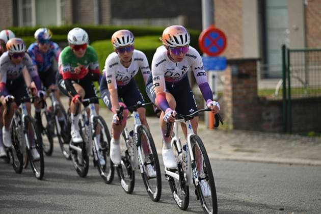 Dwars door Vlaanderen Women 2026 Cycling Race WAREGEM, BELGIUM - APRIL 01 : illustration picture peloton during the 80th edition of Dwars door Vlaanderen Women an UCI Women s World Tour 1.WWT one day cycling road race for Men Elite of 128 km with start in Waregem and finish in Waregem on April 1, 2026 in Waregem, Belgium, 01 04 2026 ( Motordriver Serge Seynaeve - Waregem Belgium  Copyright: xLucxClaessenx