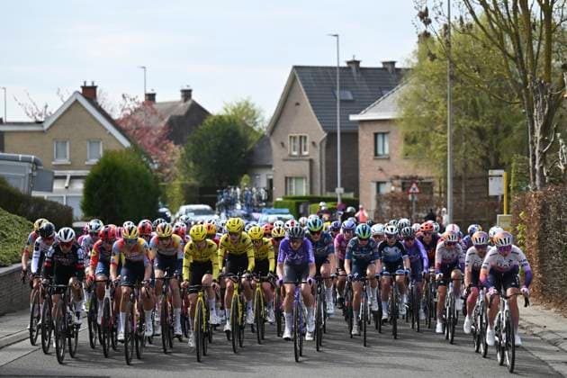 Dwars door Vlaanderen Women 2026 Cycling Race WAREGEM, BELGIUM - APRIL 01 : illustration picture peloton during the 80th edition of Dwars door Vlaanderen Women an UCI Women s World Tour 1.WWT one day cycling road race for Men Elite of 128 km with start in Waregem and finish in Waregem on April 1, 2026 in Waregem, Belgium, 01 04 2026 ( Motordriver Serge Seynaeve - Waregem Belgium  Copyright: xLucxClaessenx