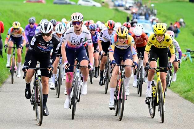 Dwars door Vlaanderen Women 2026 Cycling Race WAREGEM, BELGIUM - APRIL 01 : illustration picture peloton during the 80th edition of Dwars door Vlaanderen Women an UCI Women s World Tour 1.WWT one day cycling road race for Men Elite of 128 km with start in Waregem and finish in Waregem on April 1, 2026 in Waregem, Belgium, 01 04 2026 ( Motordriver Serge Seynaeve - Waregem Belgium  Copyright: xLucxClaessenx