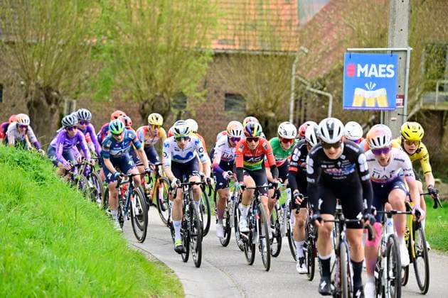 Dwars door Vlaanderen Women 2026 Cycling Race WAREGEM, BELGIUM - APRIL 01 : illustration picture peloton during the 80th edition of Dwars door Vlaanderen Women an UCI Women s World Tour 1.WWT one day cycling road race for Men Elite of 128 km with start in Waregem and finish in Waregem on April 1, 2026 in Waregem, Belgium, 01 04 2026 ( Motordriver Serge Seynaeve - Waregem Belgium  Copyright: xLucxClaessenx