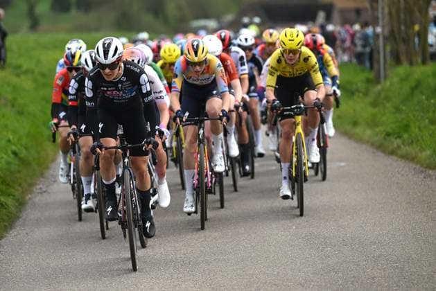 Dwars door Vlaanderen Women 2026 Cycling Race WAREGEM, BELGIUM - APRIL 01 : illustration picture peloton during the 80th edition of Dwars door Vlaanderen Women an UCI Women s World Tour 1.WWT one day cycling road race for Men Elite of 128 km with start in Waregem and finish in Waregem on April 1, 2026 in Waregem, Belgium, 01 04 2026 ( Motordriver Serge Seynaeve - Waregem Belgium  Copyright: xLucxClaessenx