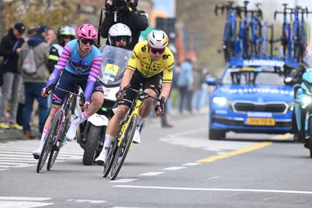 01-04-2026 Dwars Door Vlaanderen; 2026, Visma - Lease A Bike; 2026, Unibet - Rose Rockets; Van Aert, Wout; Larsen, Niklas; Waregem; 