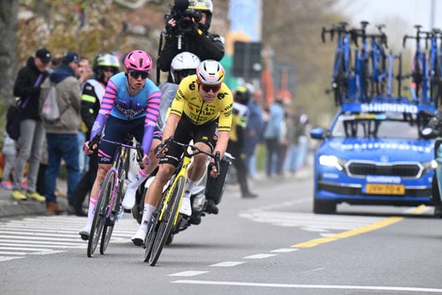 01-04-2026 Dwars Door Vlaanderen; 2026, Visma - Lease A Bike; 2026, Unibet - Rose Rockets; Van Aert, Wout; Larsen, Niklas; Waregem; 