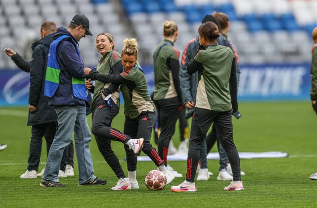 GER, Munich, Bayern Munich vs Manchester United, WomenÂs Champions League, Football, UEFA, Season 2025 2026, Allianz Arena, Quarter-final, Second leg in picture, Barbara Dunst Bayern Munich 28 , Linda Dallmann Bayern Munich 10 DFB DFL REGULATIONS PROHIBIT ANY USE OF PHOTOGRAPHS AS IMAGE SEQUENCES AND OR QUASI VIDEO, 01 04 2026 Copyright: HMBxMedia HendrikxHamelau