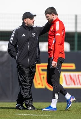 Fußball, Herren, Saison 2025 2026, 1. Bundesliga, 1. FC Union Berlin auf Trainingsplatz II, v. l. Trainer Steffen Baumgart (1. FC Union Berlin), Oliver Burke (1. FC Union Berlin), 01.04. 2026, *** Soccer, men, season 2025 2026, 1 Bundesliga, 1 FC Union Berlin on training ground II, from left coach Steffen Baumgart 1 FC Union Berlin , Oliver Burke 1 FC Union Berlin , 01 04 2026, Copyright: xMatthiasxKochx